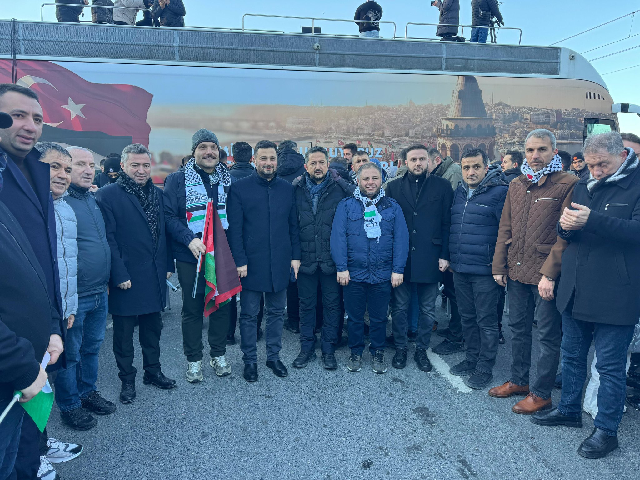 GALATA KÖPRÜSÜ’NDE “FİLİSTİN’İ UNUTMUYORUZ” YÜRÜYÜŞÜNE KATILIM