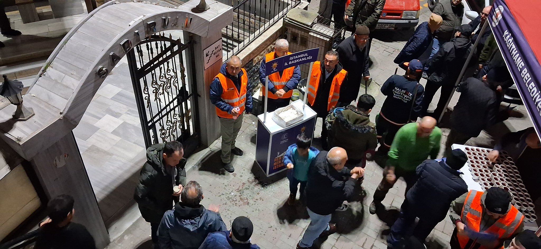 AHMET HATİPOĞLU CAMİİ’NDE TERAVİH SONRASI İKRAM