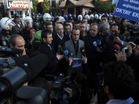 YÜZLERCE KİŞİDEN HÜRRİYET BAŞYAZARINA PROTESTO